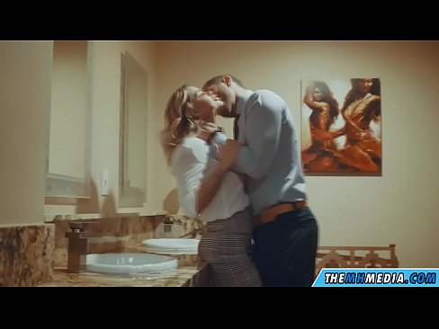 ❤️ Pamene blonde wabusty akunyengererani m'chimbudzi cha anthu onse Zogonana zapamwamba zolaula ny.com-porn-zog.ru ☑